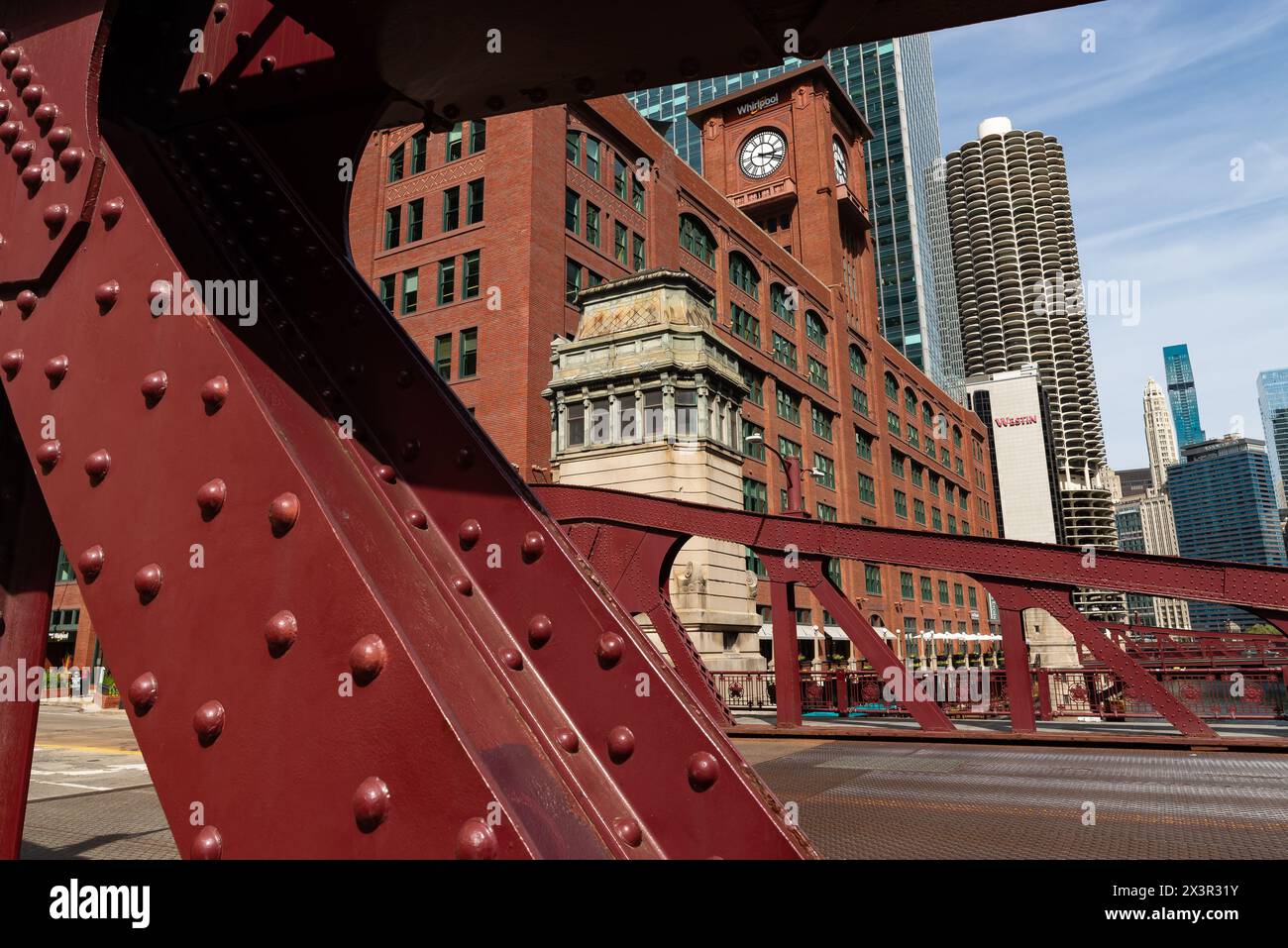 Chicago, Illinois - USA - 22. April 2024: Blick von der La Salle Street Bridge in der Innenstadt von Chicago, Illinois, USA. Stockfoto