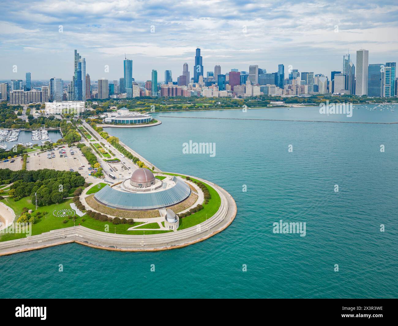 Sonniger Blick auf das Adler Planetarium und die Innenstadt von Chicago Stockfoto