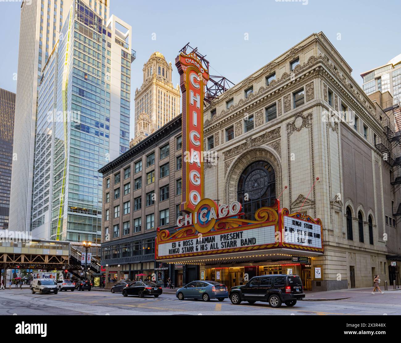 Chicago, 3. OCT 2023 - sonnige Außenansicht des Chicago Theatre Stockfoto