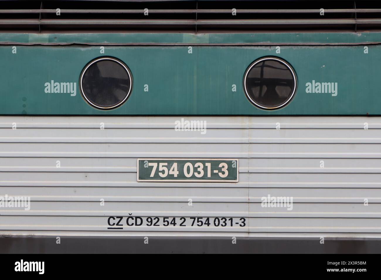 Prag, Tschechien; 25. März: Beschreibung einer von České dráhy betriebenen Diesel-Elektrolokomotive der Baureihe 754 (ehemalige ČSD-Baureihe T 478.4) am Prager Hauptbahnhof. Stockfoto