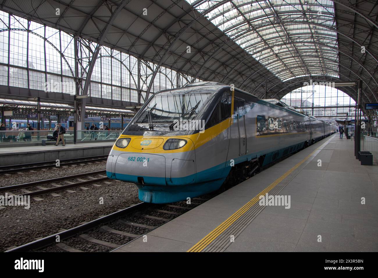 Prag, Tschechien; 25. März: Ein SuperCity-Hochgeschwindigkeitszug am Prager Hauptbahnhof. Es handelt sich um einen kippbaren Alstom Pendolino ČD Klasse 680, der eine Geschwindigkeit von 230 km/h erreicht Stockfoto