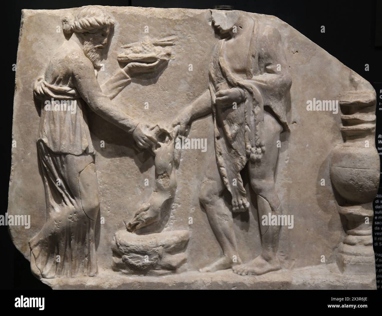 Erleichterung mit einer Opferszene. 1.-2. Jahrhundert n. Chr. (?). Weißer Marmor. Archäologisches Museum Turin. Italien. Stockfoto