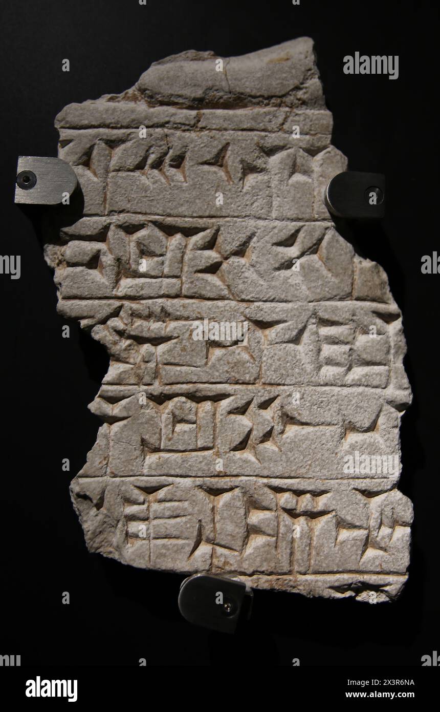 Platte mit Keilschrift. Herrschaft von Sargon II. Von Assyrien (721-705 v. Chr.). Calcie Alabaster. Von Chorsabad, Palast von Sargon II Archäologische Mus Stockfoto