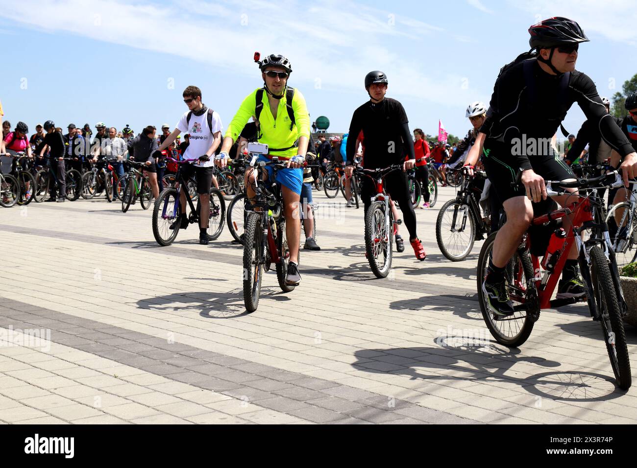 Radfahrer fahren ihre Fahrräder auf der Straße beim Bike Day Festival. Frühling, Sommer Radfahren. Dnipro, Ukraine 26. 5. 2019 Stockfoto