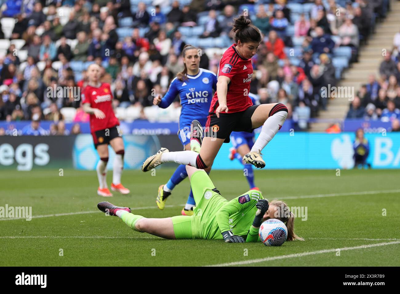 King Power Stadium, Leicester am Sonntag, den 28. April 2024. Janina Leitzig von Leicester City Women rettet vor Lucia Garcia aus Manchester United während des Barclays WomenÕs Super League-Spiels zwischen Leicester City und Manchester United im King Power Stadium, Leicester, am Sonntag, den 28. April 2024. (Quelle: James Holyoak / Alamy Live News) Stockfoto