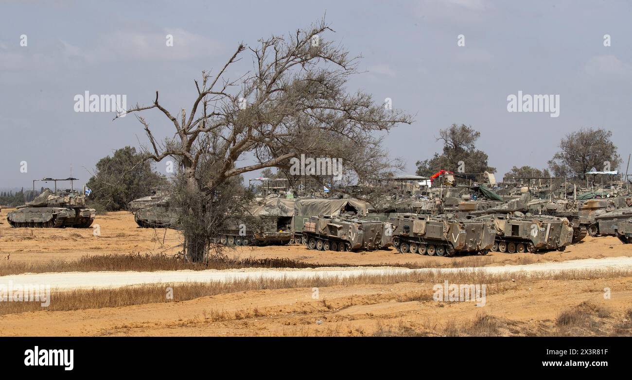 Süd-Israel, Israel. April 2024. Israelische Panzer und gepanzerte Personal Carrier (APCs) in einem Einsatzgebiet im Süden Israels nahe der Grenze zum Gazastreifen am 28. April 2024. Israel bereitet sich auf seinen Beitritt nach rafah im Gazastreifen vor, wobei die Verhandlungen mit der Hamas über eine Freilassung von Geiseln geführt und die humanitäre Hilfe fortgesetzt werden. Heute soll US-Präsident Joe Biden mit dem israelischen Premierminister Benjamin Netanjahu sprechen. Foto von Jim Hollander/UPI Credit: UPI/Alamy Live News Stockfoto