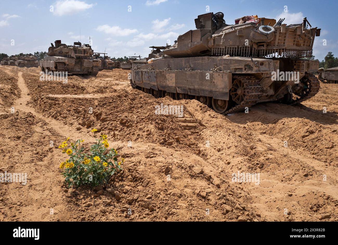 Süd-Israel, Israel. April 2024. Israelische Panzer in einem Einsatzgebiet im Süden Israels nahe der Grenze zum Gazastreifen am 28. April 2024. Israel bereitet sich auf seinen Beitritt nach rafah im Gazastreifen vor, wobei die Verhandlungen mit der Hamas über eine Freilassung von Geiseln geführt und die humanitäre Hilfe fortgesetzt werden. Heute soll US-Präsident Joe Biden mit dem israelischen Premierminister Benjamin Netanjahu sprechen. Foto von Jim Hollander/UPI Credit: UPI/Alamy Live News Stockfoto