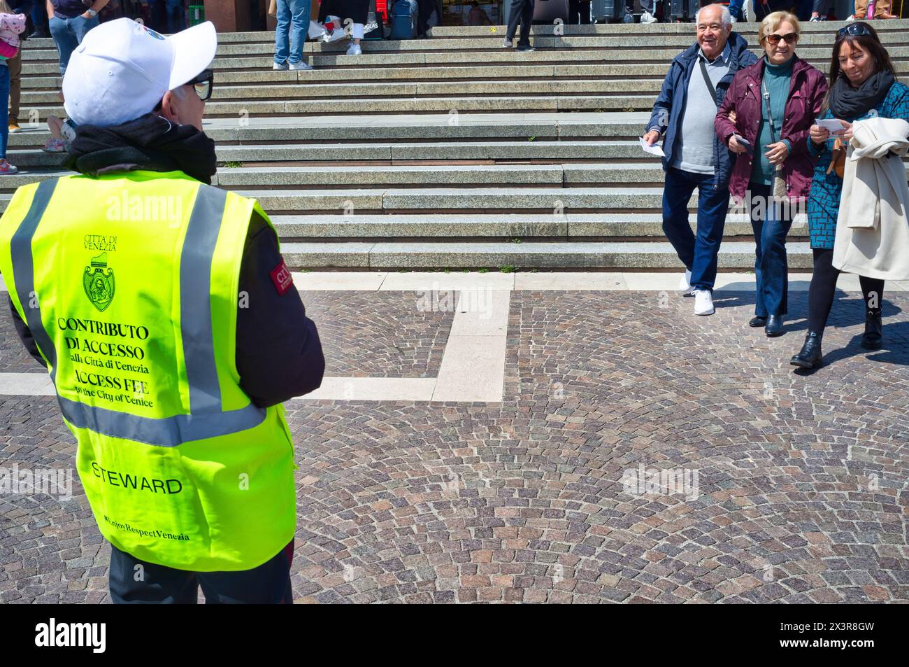 26. april 2024 Venedig, Italien: Touristen, die in Venedig ankommen, zeigen dem für die Kontrolle zuständigen Personal den neuen Stadtzugang Stockfoto