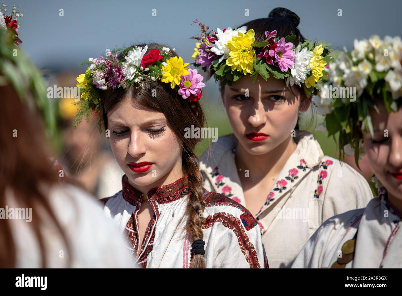 Koinare, Bulgarien - 28. April 2024: Kumicheneto, auch Lazarow-Tag genannt, ist ein traditioneller bulgarischer Feiertag. Mädchen, die in letzter Zeit Frauen geworden sind Stockfoto