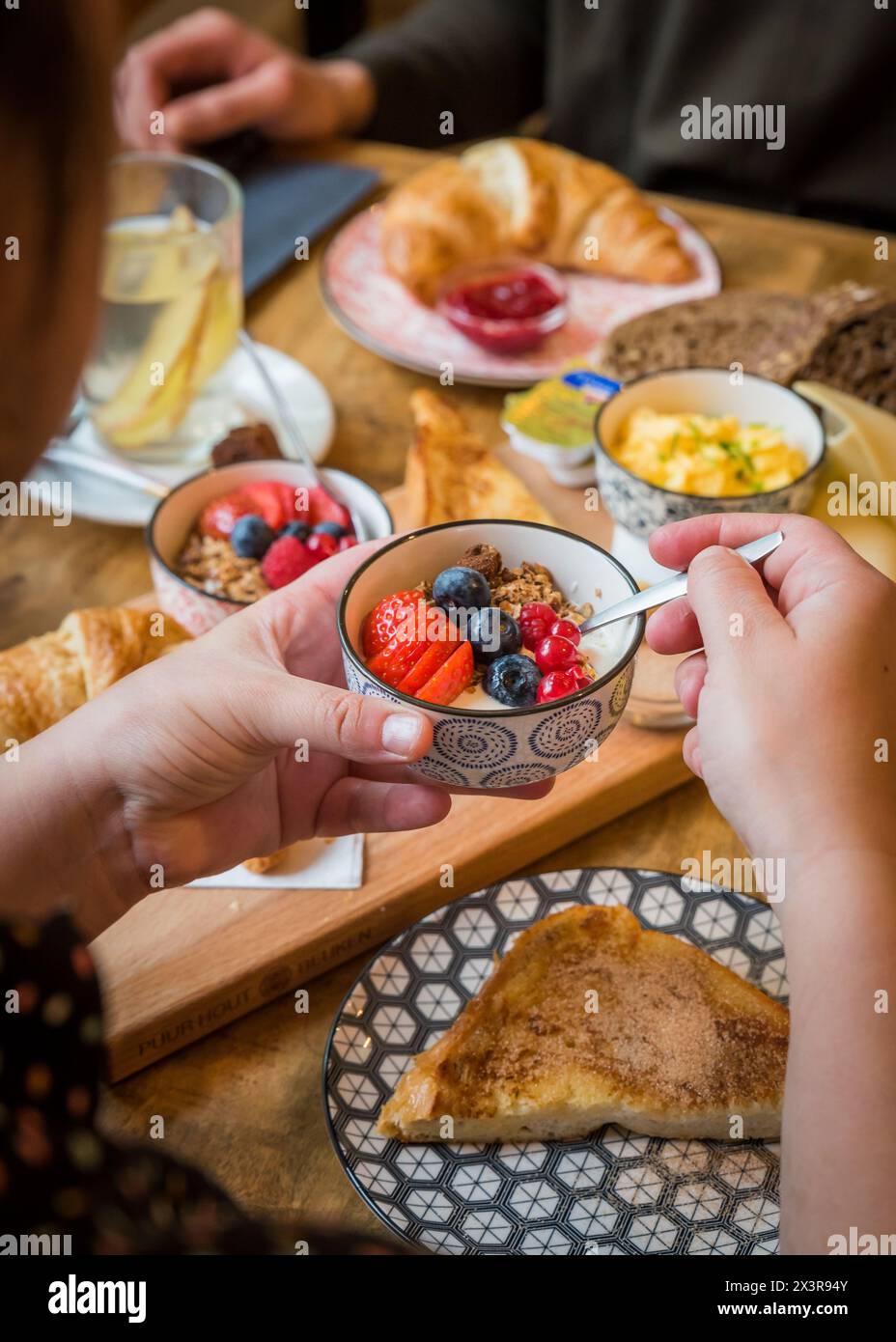 Das Frühstück bestand aus Joghurt, Obst, Croissants, Brot, Eiern und französischem Toast, das in einem Bäckereicafé gegessen wurde Stockfoto