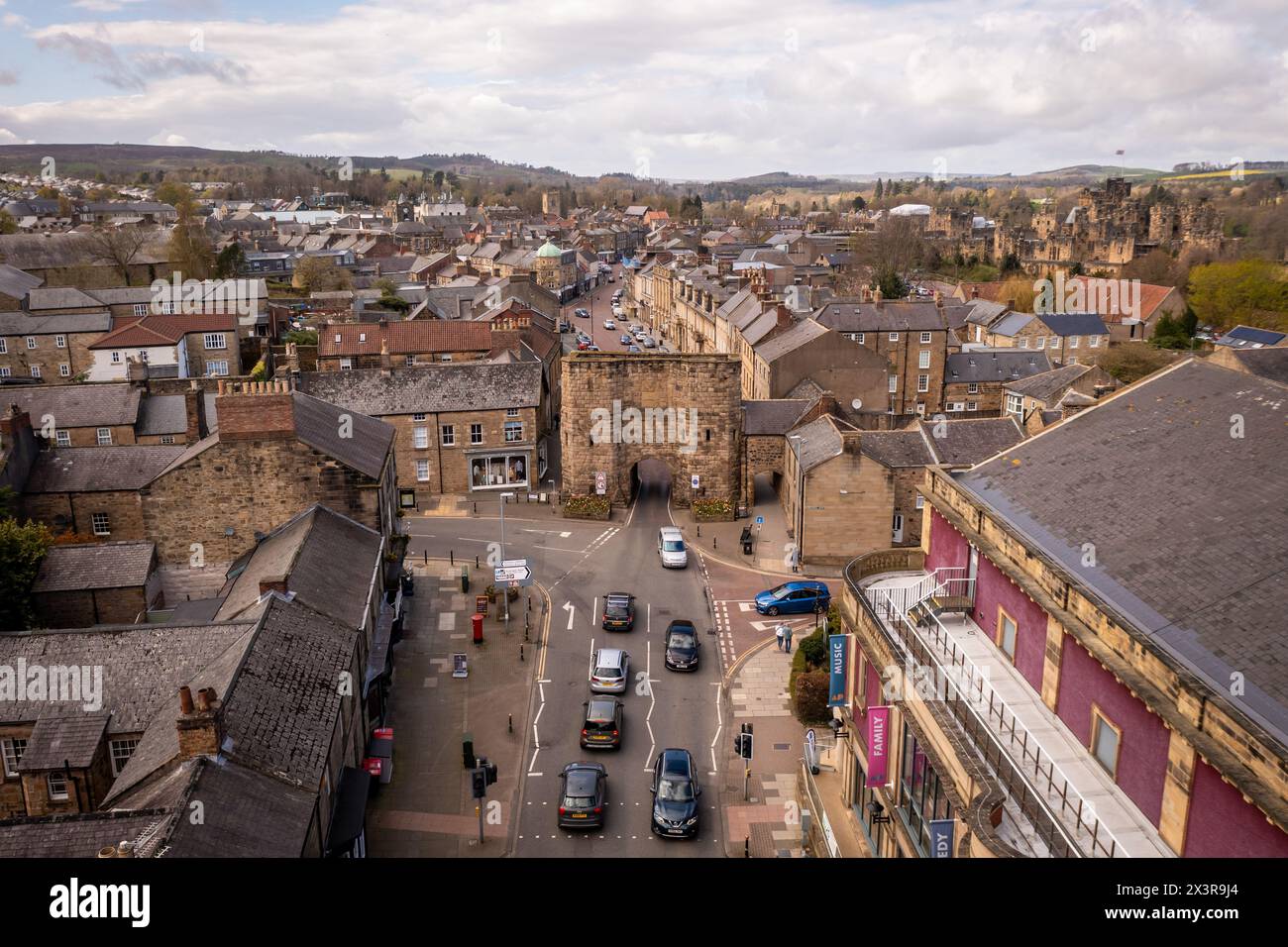 ALNWICK CASTLE, NORTHUMBERLAND, GROSSBRITANNIEN - 19. APRIL 2024. Ein Blick aus der Vogelperspektive auf den alten Alnwick Bondgate Tower, der ein Torhaus in der Surro ist Stockfoto