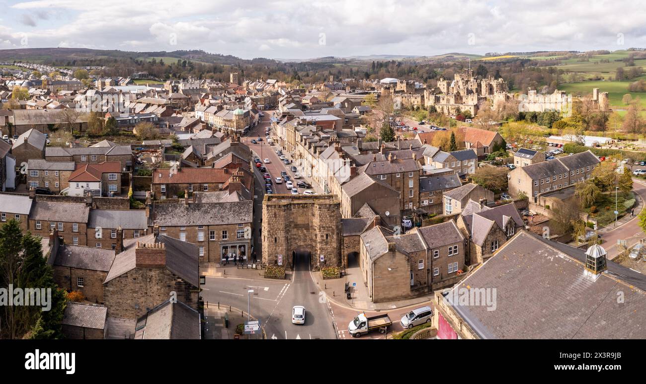 ALNWICK CASTLE, NORTHUMBERLAND, GROSSBRITANNIEN - 19. APRIL 2024. Ein Blick aus der Vogelperspektive auf den alten Alnwick Bondgate Tower, der ein Torhaus in der Surro ist Stockfoto