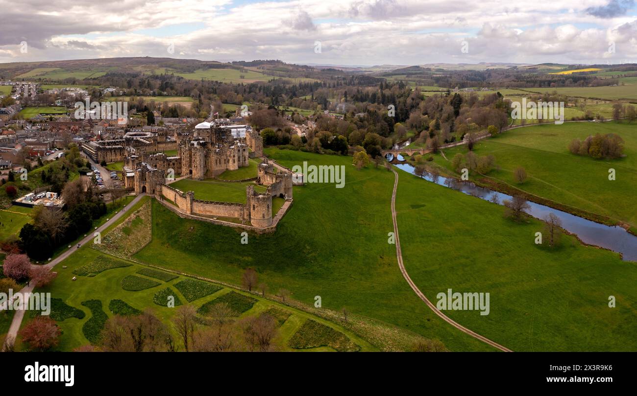 ALNWICK CASTLE, NORTHUMBERLAND, GROSSBRITANNIEN - 19. APRIL 2024. Ein Blick aus der Vogelperspektive auf das alte Alnwick Castle in der Landschaft Northumberlands auf der Stockfoto