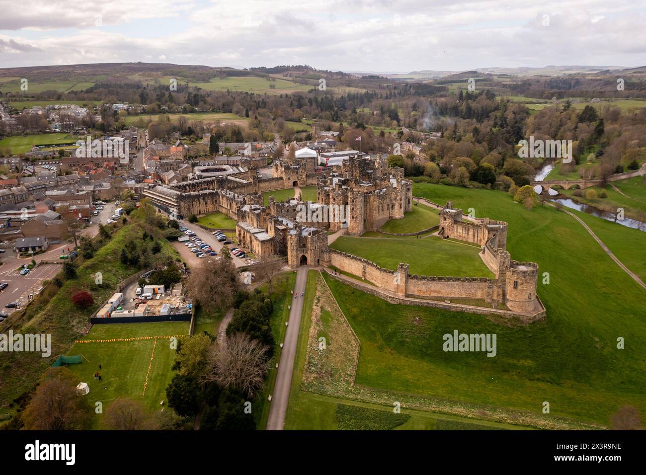 ALNWICK CASTLE, NORTHUMBERLAND, GROSSBRITANNIEN - 19. APRIL 2024. Ein Blick aus der Vogelperspektive auf das alte Alnwick Castle in der Landschaft Northumberlands auf der Stockfoto