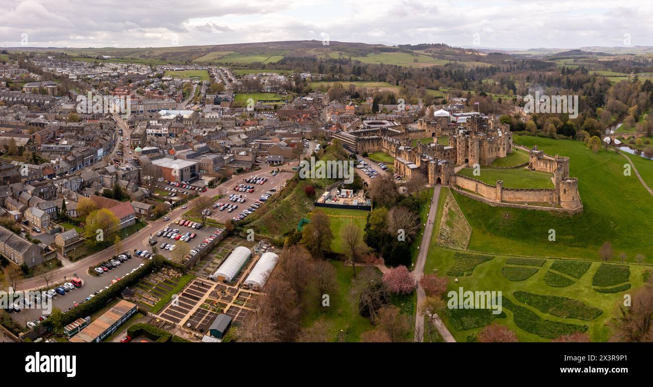 ALNWICK CASTLE, NORTHUMBERLAND, GROSSBRITANNIEN - 19. APRIL 2024. Ein Blick aus der Vogelperspektive auf das alte Alnwick Castle und das Stadtzentrum im Northumberland Cou Stockfoto