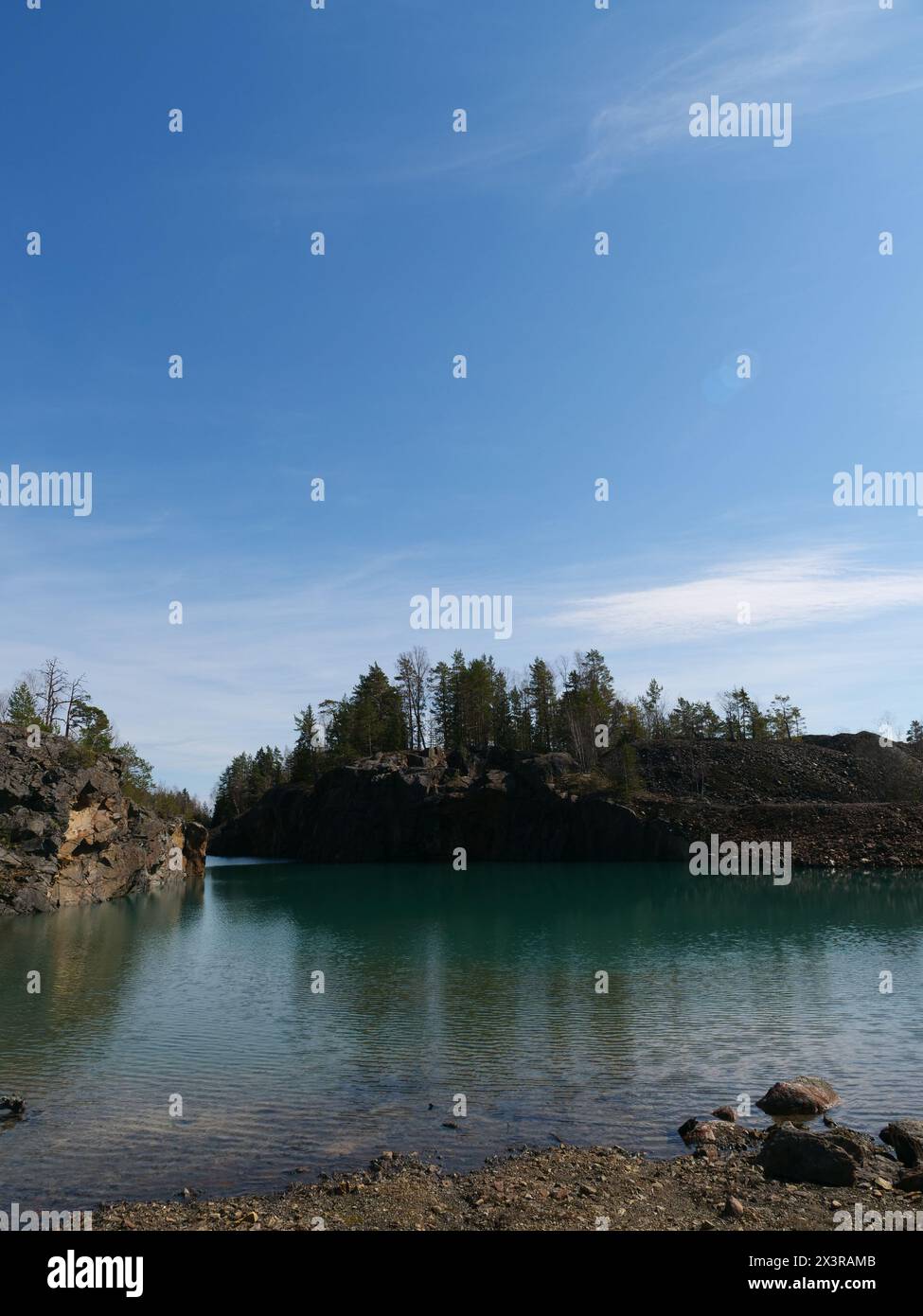 Alte verlassene Orijärvi-Mine an einem sonnigen Tag Stockfoto
