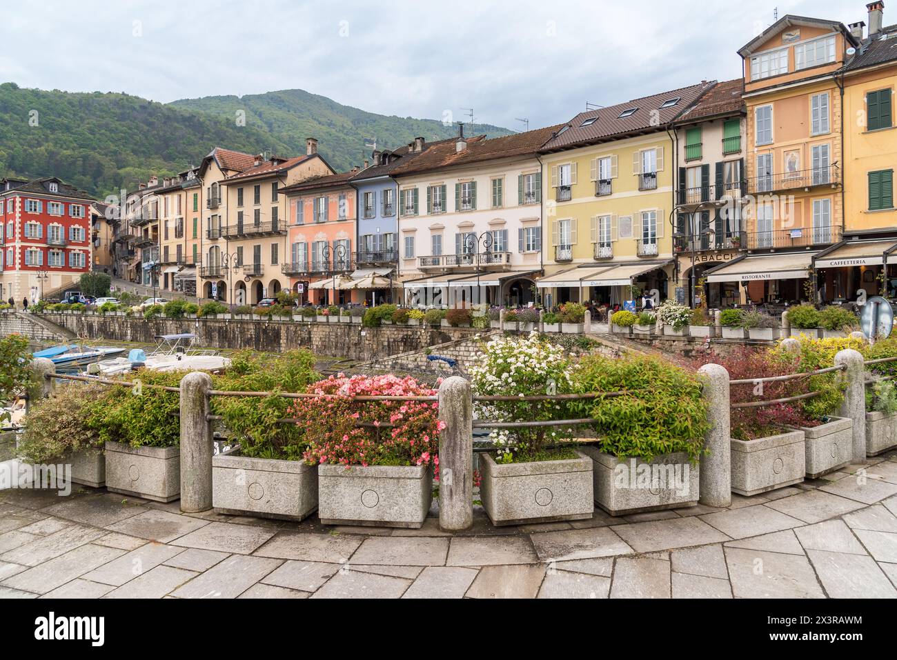 Cannobio, Piemont, Italien - 26. April 2024: Seeufer von Cannobio mit Bars und Restaurants im Freien, dem beliebten Ferienort am Ufer des Lake M. Stockfoto