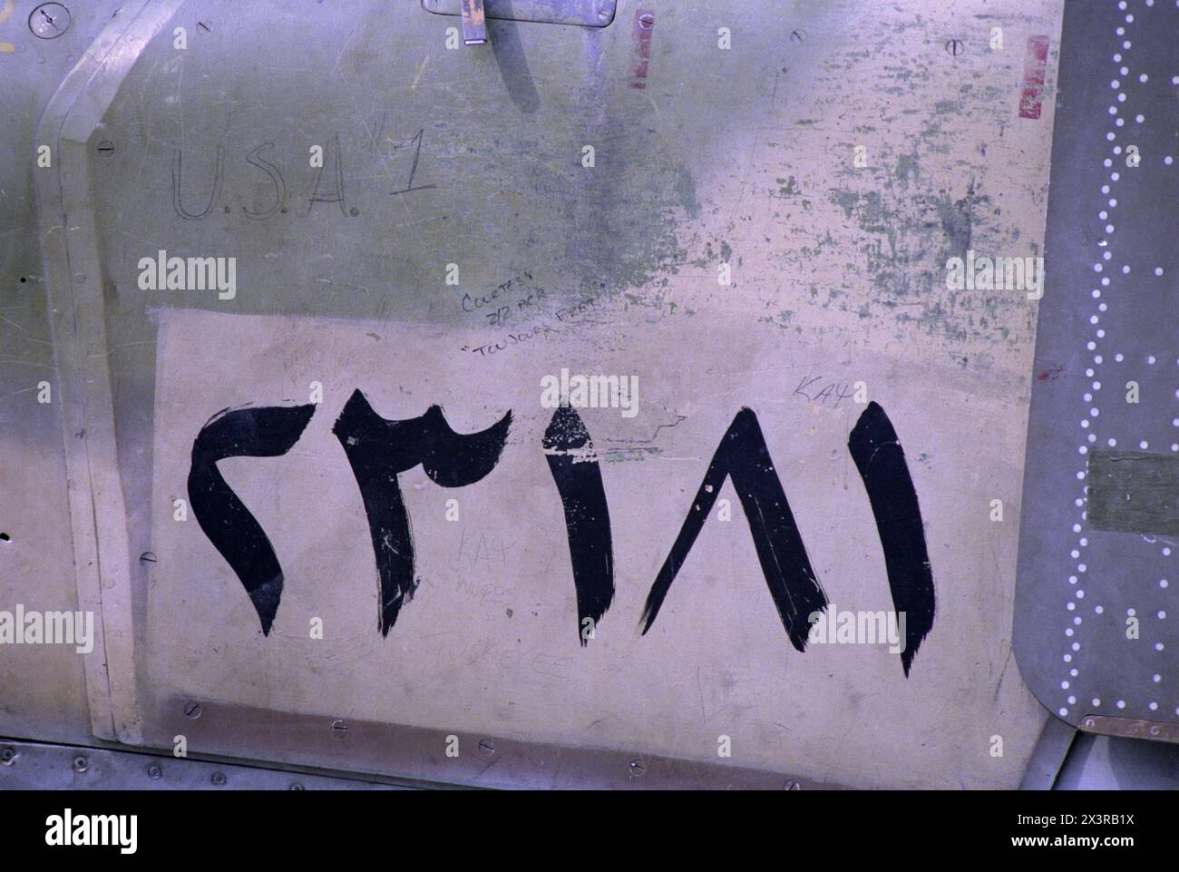 2. April 1991 amerikanisches Graffiti auf einem zerstörten irakischen Luftwaffenflugzeug MiG-23, Nummer 23181, in der Nähe des Luftwaffenstützpunktes Tallil im südlichen Irak. Stockfoto