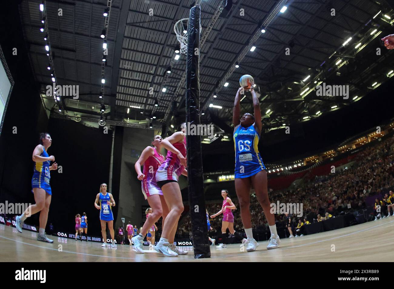 Leeds, Großbritannien. April 2024. First Direct Arena, Leeds, West Yorkshire, 28. April 2024. Netball Super League Leeds Rhinos gegen Loughborough Lightning Joyce Mvula von Leeds Rhinos schießt gegen Loughborough Lightning Credit: Touchlinepics/Alamy Live News Stockfoto
