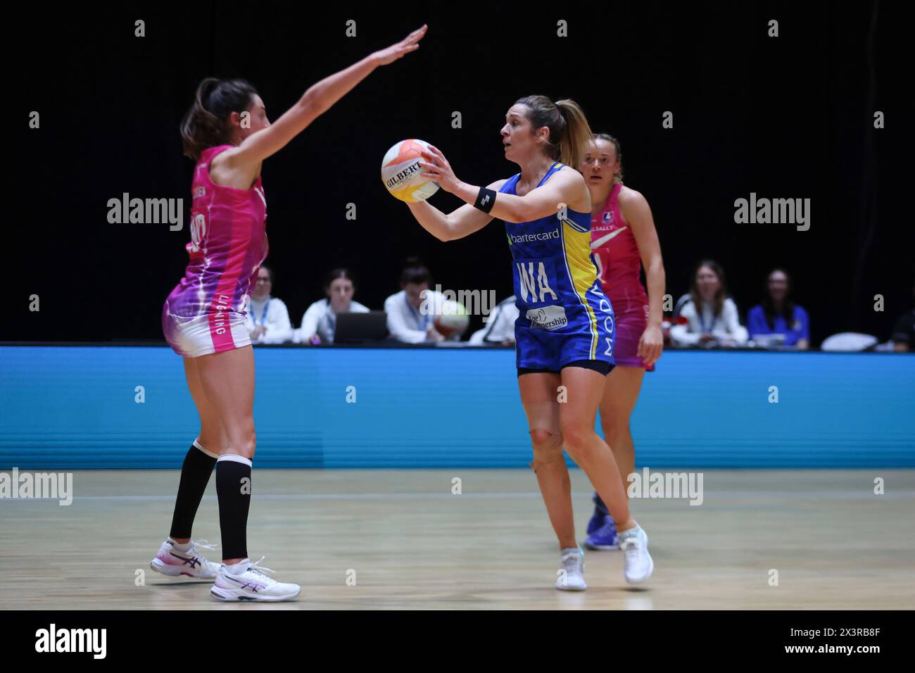 Leeds, Großbritannien. April 2024. First Direct Arena, Leeds, West Yorkshire, 28. April 2024. Netball Super League Leeds Rhinos vs Loughborough Lightning Caroline OÕHanlon of Leeds Rhinos Credit: Touchlinepics/Alamy Live News Stockfoto