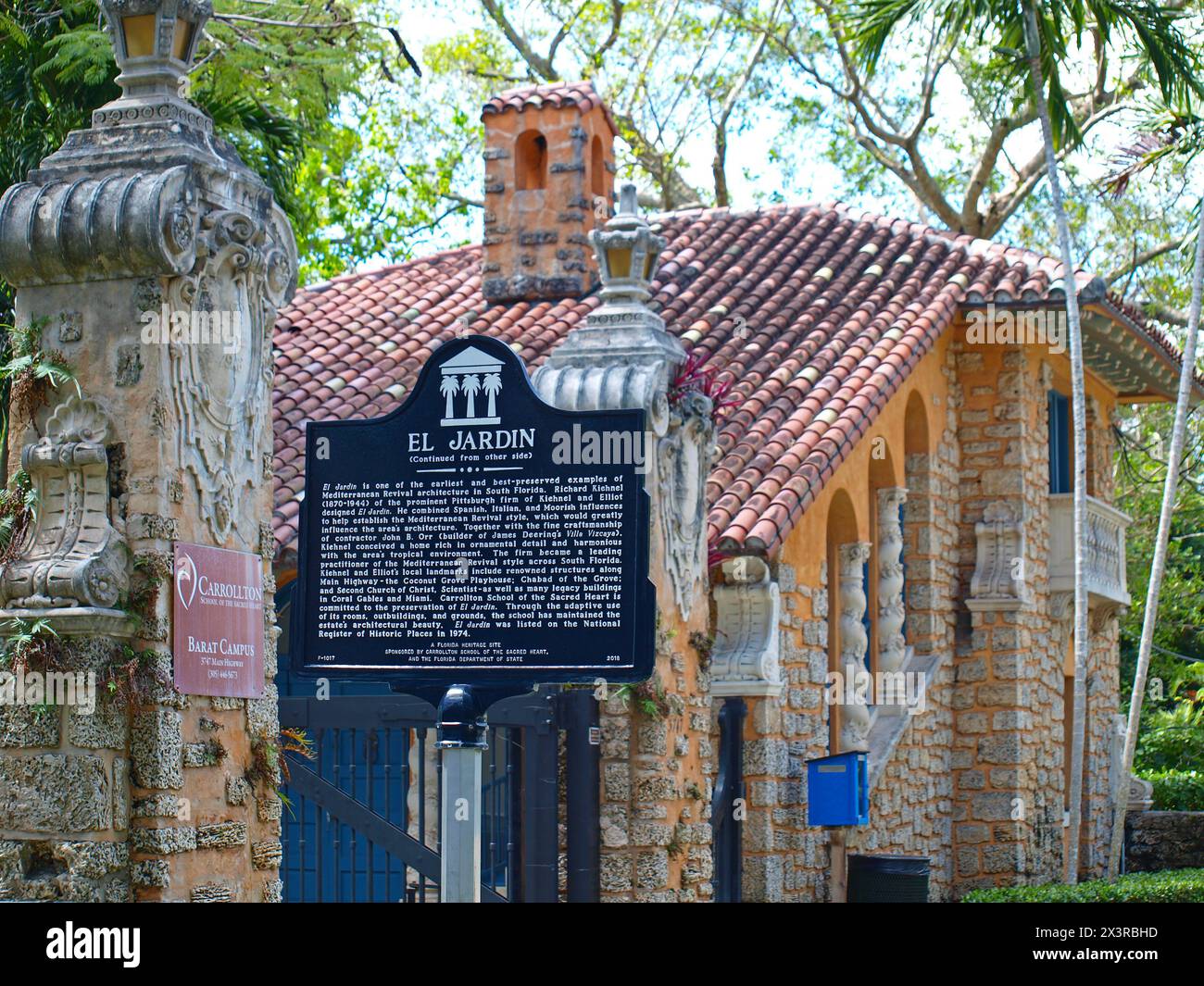 Miami, Florida, USA - 6. April 2024: El Jardin in Coconut Grove. Das Haus wurde 1918 erbaut und befindet sich im National Historic Registry. Stockfoto