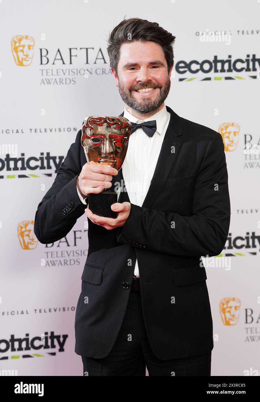 Benedict Sanderson mit seinem Preis für Photography:factual bei den BAFTA Television Craft Awards in der Brewery in London. Bilddatum: Sonntag, 28. April 2024. Stockfoto