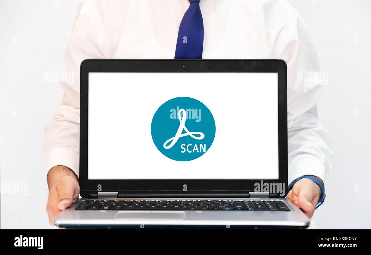 Die Adobe Scan-Anwendung wird auf dem Laptop geöffnet, ein Mann hält einen Laptop und zeigt adobe Scan. Redaktioneller Hintergrund Stockfoto