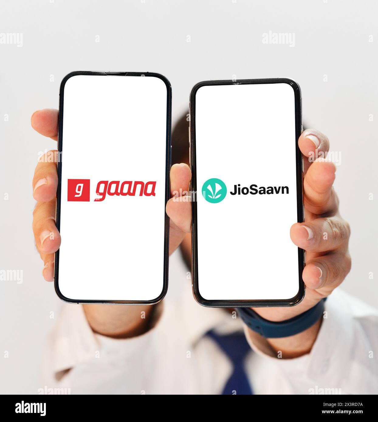 Vergleich zwischen Gaana und JioSaavan Music Listening App, um das Beste herauszufinden, gezeigt auf zwei verschiedenen Smartphone-Bildschirmen redaktionellen Hintergrund Stockfoto