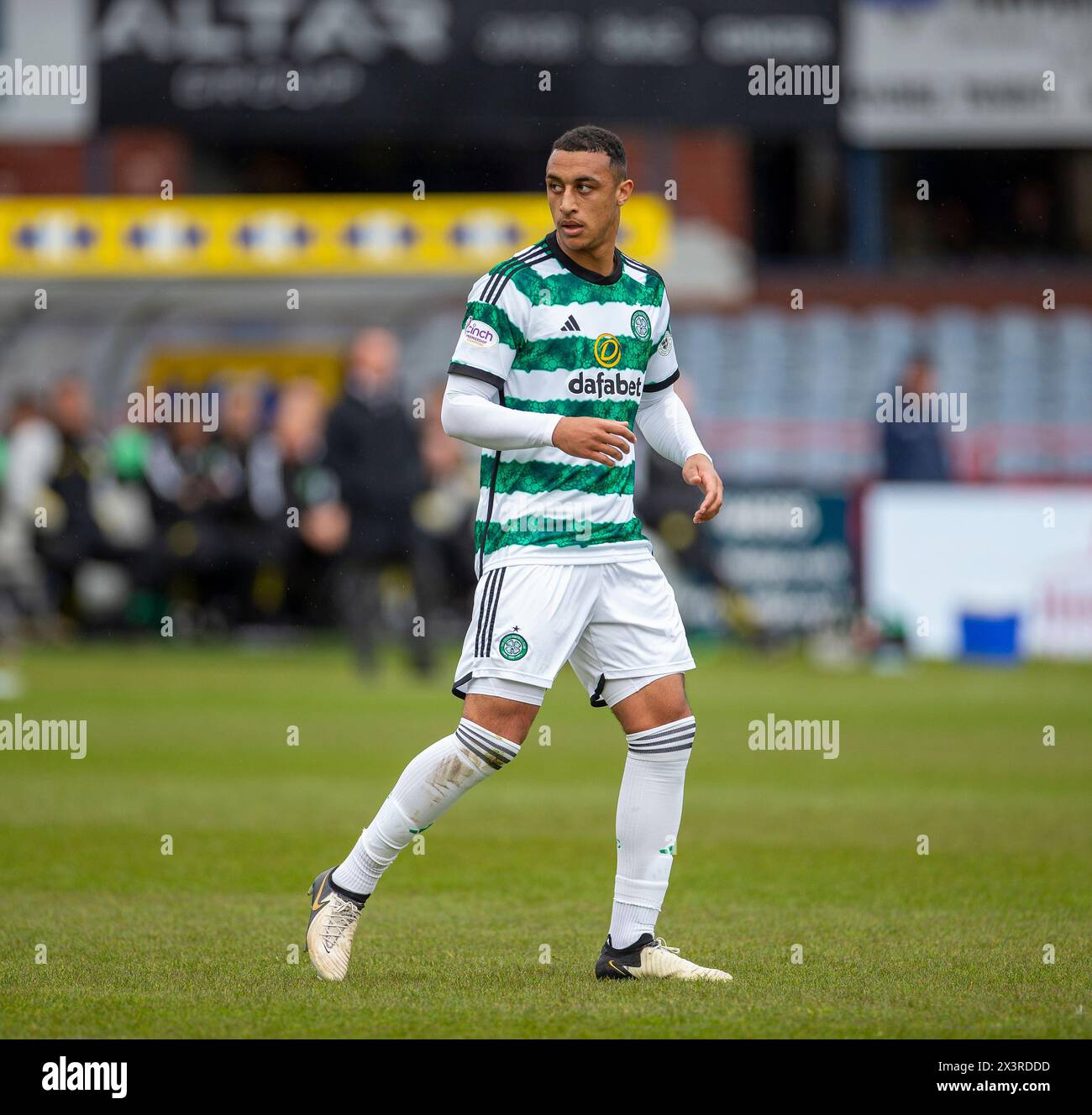 Dens Park, Dundee, Großbritannien. April 2024. Scottish Premiership Football, Dundee gegen Celtic; Adam Idah von Celtic Credit: Action Plus Sports/Alamy Live News Stockfoto