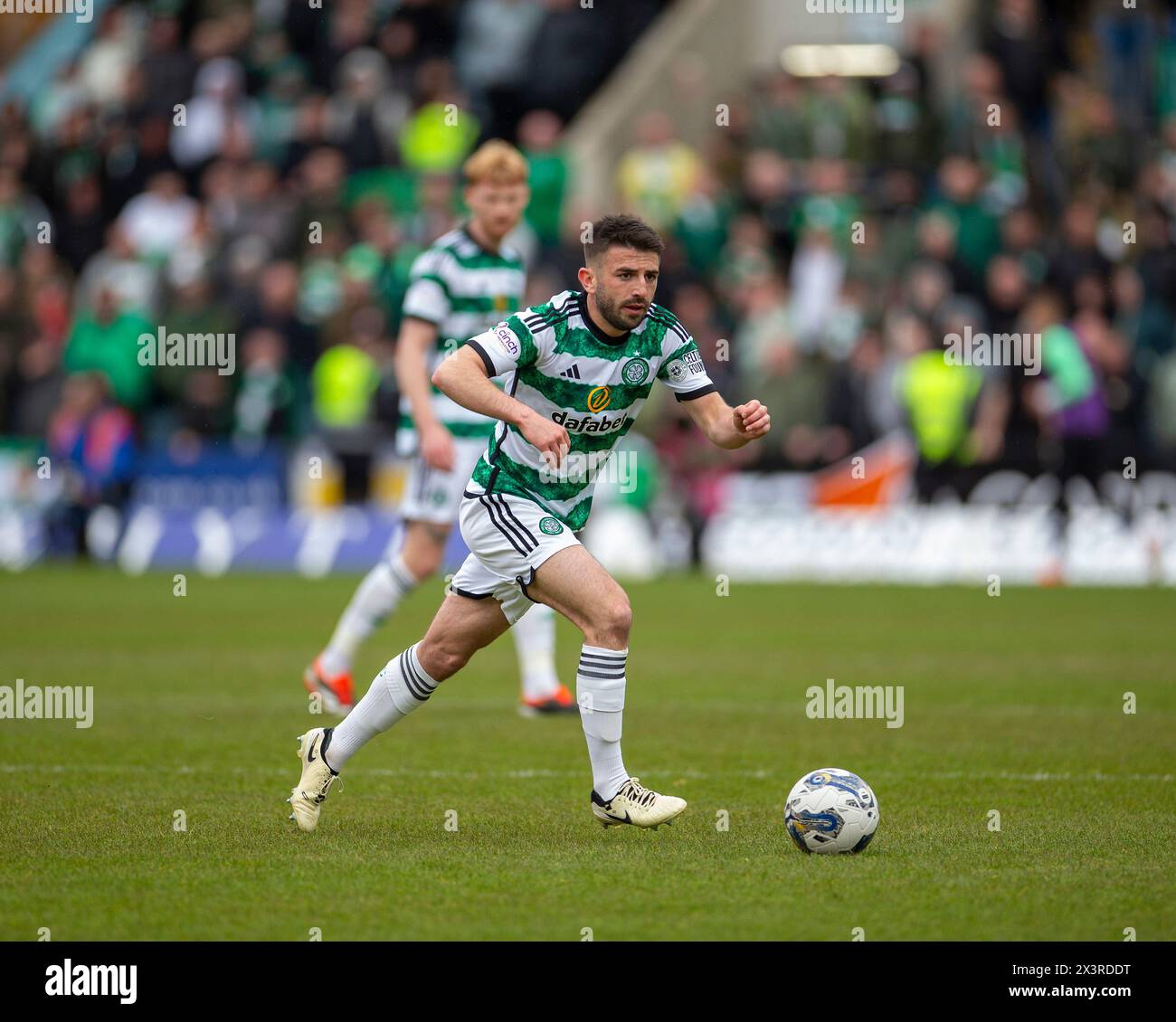 Dens Park, Dundee, Großbritannien. April 2024. Scottish Premiership Football, Dundee gegen Celtic; Greg Taylor von Celtic on the Ball Credit: Action Plus Sports/Alamy Live News Stockfoto