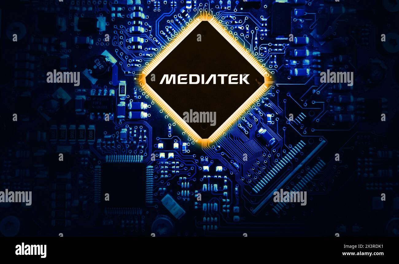 MediaTek ist ein Chip-Hersteller, redaktioneller Hintergrund mit glühendem Chip und Leiterplatte Stockfoto