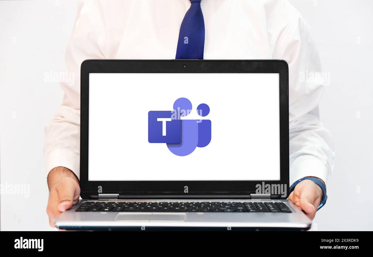 Das Microsoft-Team wird verwendet, um Mitarbeiter innerhalb des Unternehmens zu verwalten, damit eine Person mit redaktionellem Hintergrund auf dem Laptop angezeigt wird Stockfoto