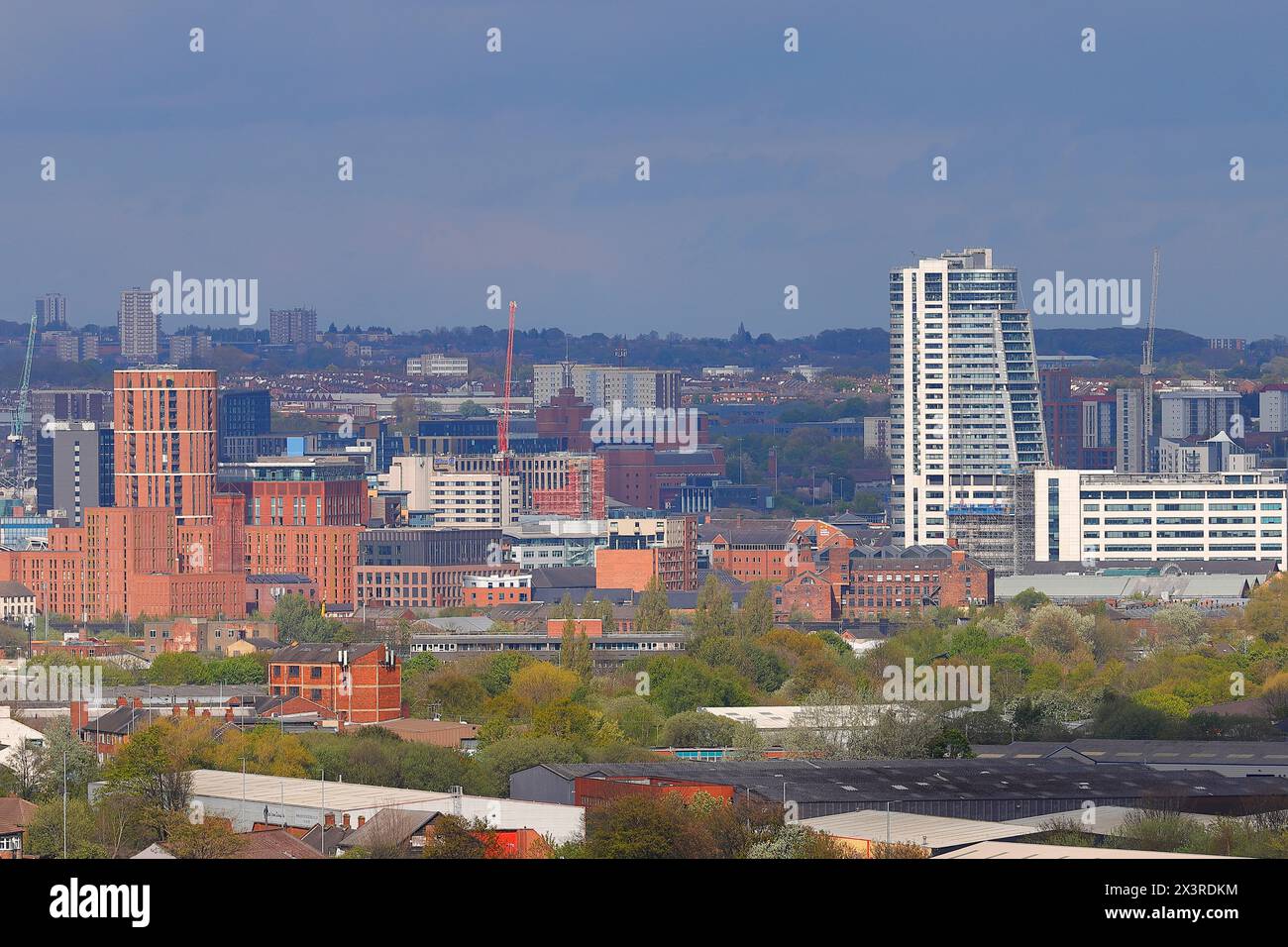 Teilweiser Blick auf die Skyline von Leeds mit Candle House & Bridgewater Place. Stockfoto