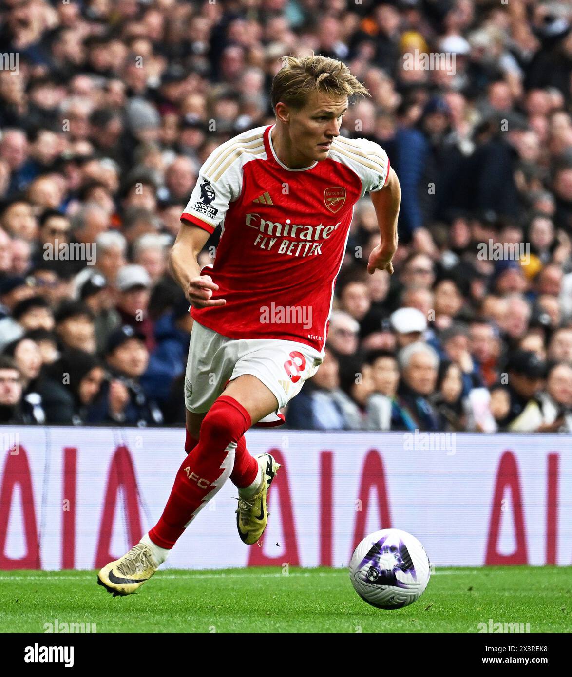 London, Großbritannien. April 2024. Martin Odegaard von Arsenal in Aktion. Premier League-Spiel, Tottenham Hotspur gegen Arsenal im Tottenham Hotspur Stadium in London am Sonntag, den 28. April 2024. Dieses Bild darf nur für redaktionelle Zwecke verwendet werden. Foto nur für redaktionelle Verwendung von Sandra Mailer/Andrew Orchard Sportfotografie/Alamy Live News Credit: Andrew Orchard Sportfotografie/Alamy Live News Stockfoto