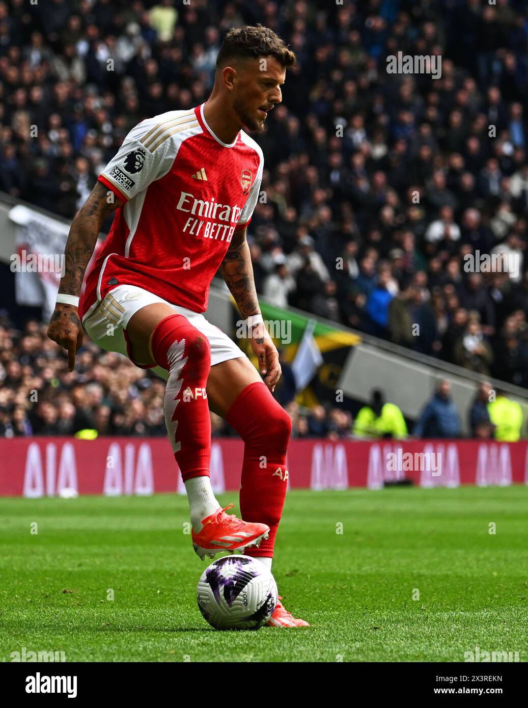 London, Großbritannien. April 2024. Ben White von Arsenal in Aktion. Premier League-Spiel, Tottenham Hotspur gegen Arsenal im Tottenham Hotspur Stadium in London am Sonntag, den 28. April 2024. Dieses Bild darf nur für redaktionelle Zwecke verwendet werden. Foto nur für redaktionelle Verwendung von Sandra Mailer/Andrew Orchard Sportfotografie/Alamy Live News Credit: Andrew Orchard Sportfotografie/Alamy Live News Stockfoto