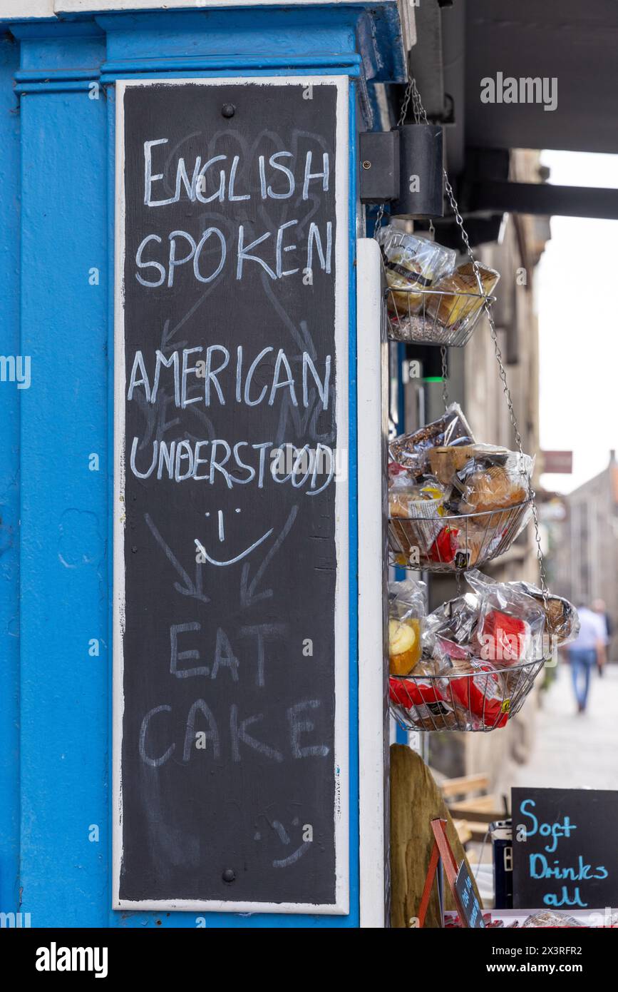 Ein Schild auf einem Stand auf der Royal Mile, Edinburgh Stockfoto