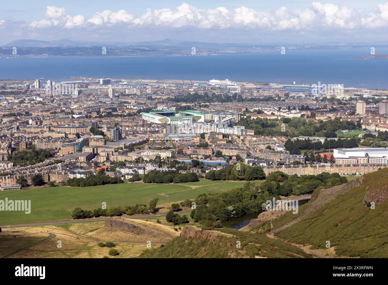 Der Hafen von Leith, Edinburgh, von Arthurs Sitz aus gesehen, mit dem Firth of Forth und in der Ferne die Küste von Fife Stockfoto
