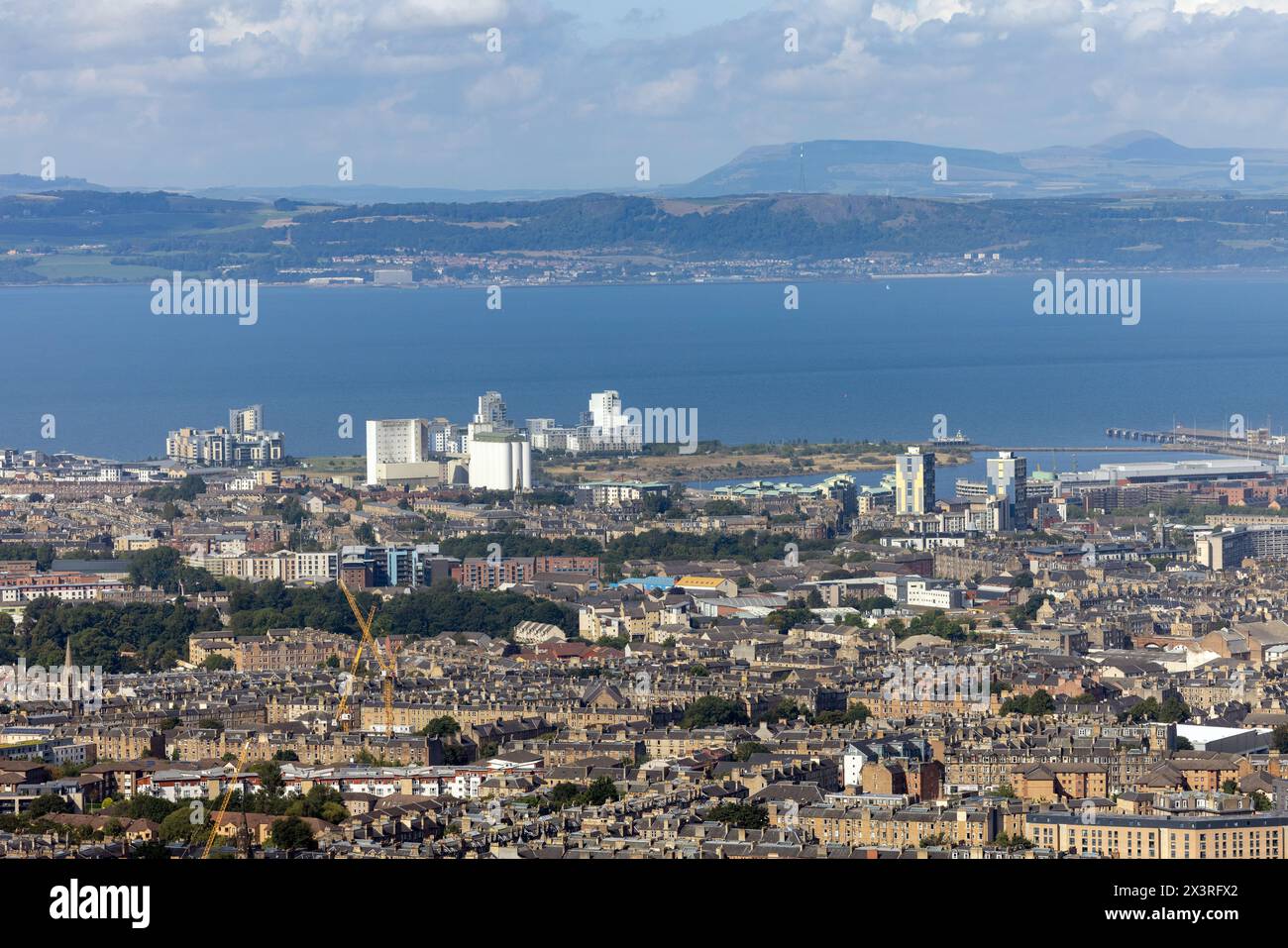 Der Hafen von Leith, Edinburgh, mit dem Firth of Forth und in der Ferne die Fife Küste Stockfoto