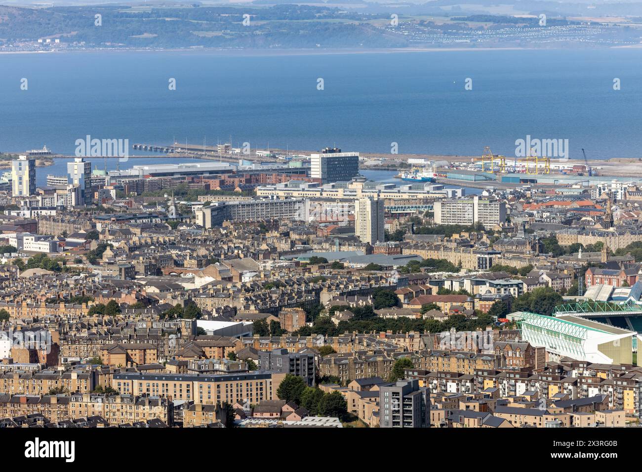 Der Hafen von Leith, Edinburgh, mit dem Firth of Forth und in der Ferne die Fife Küste Stockfoto