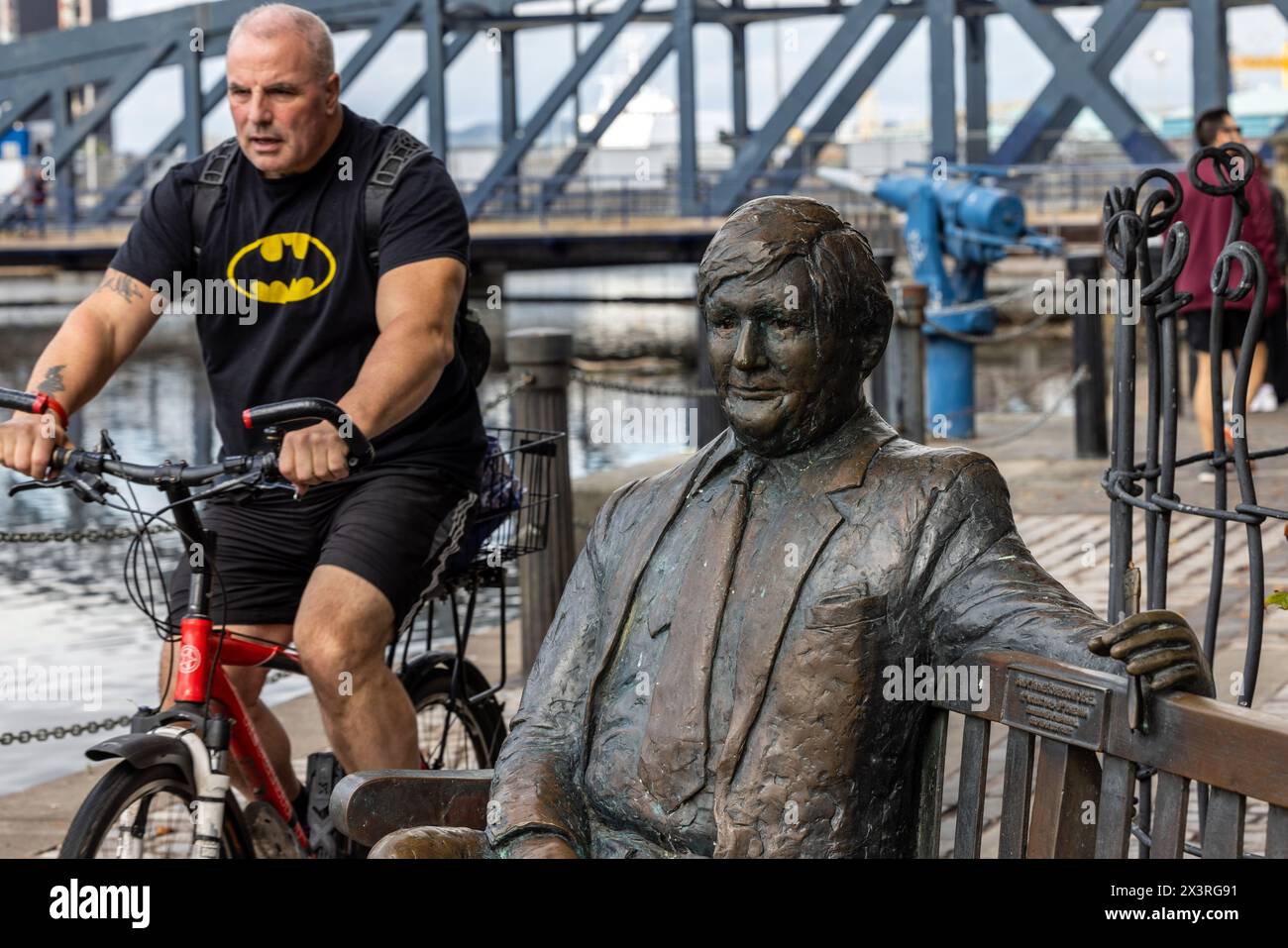 Ein Radfahrer passiert die Skultur von Sandy Robertson an der Uferpromenade von Leith, Ediingburgh Stockfoto