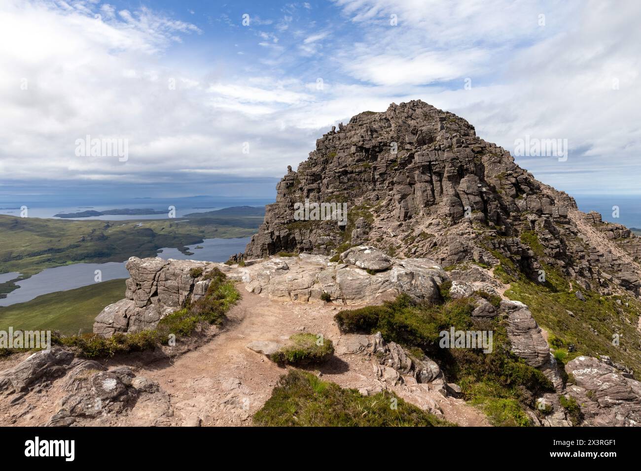 Der westliche Gipfel des Stac Pollaidh in Coigach, Schottland. In der Ferne ist Enard Bay Stockfoto