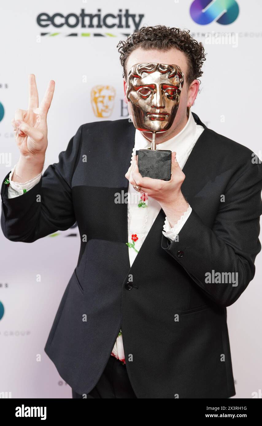 Jack Rooke mit seinem Preis für Writer:Comedy bei den BAFTA Television Craft Awards in der Brewery in London. Bilddatum: Sonntag, 28. April 2024. Stockfoto