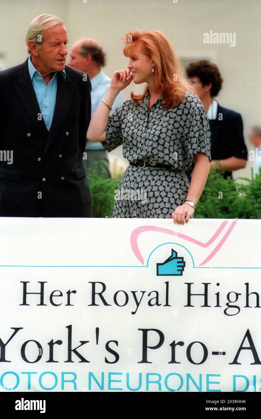 Sarah Ferguson, die Duchess of York im Wentworth Golf Club, wo ihr Ehemann Prinz Andrew, der Duke of York, an einem Pro-am Golf Turnier teilnahm, um die Vereinigung von motorischen Neuronen zu unterstützen, deren Präsident die Duchess of York ist. Stockfoto