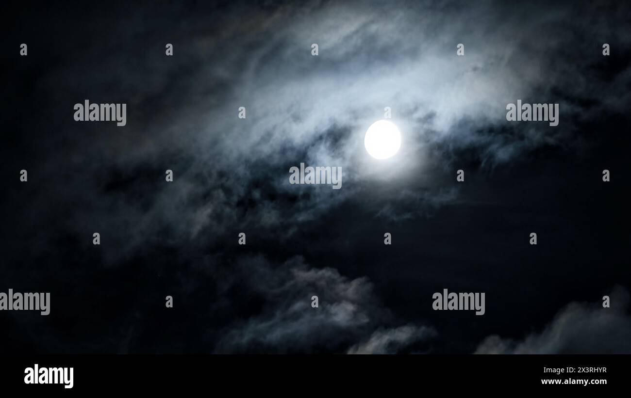 Dramatischer Nachthimmel mit Mond und mystischen Wolken, gruseliger dunkler gotischer Hintergrund. Konzept von Horror, Halloween, gruseliger Raum und Astrologie. Stockfoto