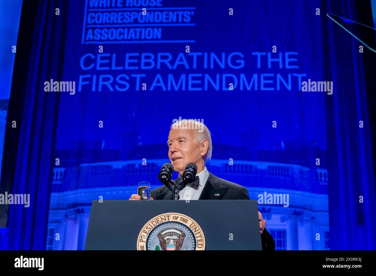 Washington, Vereinigte Staaten Von Amerika. April 2024. Washington, Vereinigte Staaten von Amerika. April 2024. US-Präsident Joe Biden hält während des jährlichen Abendessens der White House Correspondents Association im Washington Hilton, 27. April 2024 in Washington, DC Credit: Adam Schultz/White House Photo/Alamy Live News Stockfoto