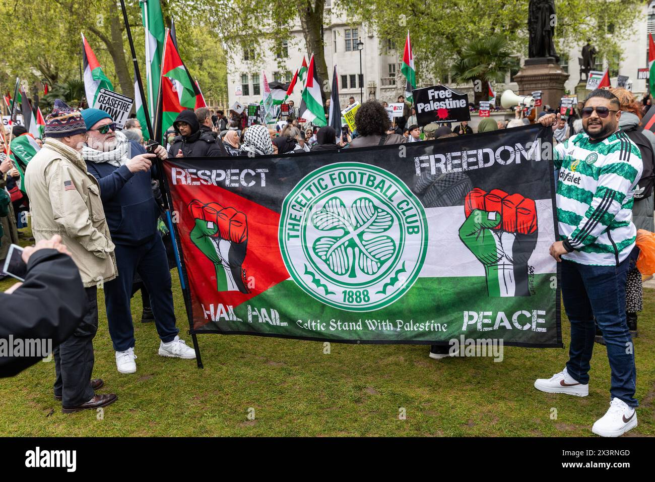 London, Großbritannien. April 2024. Anhänger des keltischen FC versammeln sich auf dem Parlamentsplatz mit pro-palästinensischen Demonstranten zu einer nationalen Demonstration für Palästina, um einen dauerhaften Waffenstillstand in Gaza zu fordern. Die Veranstaltung wurde von der palästinensischen Solidaritätskampagne, der Stop the war Coalition, den Friends of Al-Aqsa, der Muslimischen Vereinigung Großbritanniens, dem Palästinensischen Forum in Großbritannien und der CND organisiert. Quelle: Mark Kerrison/Alamy Live News Stockfoto