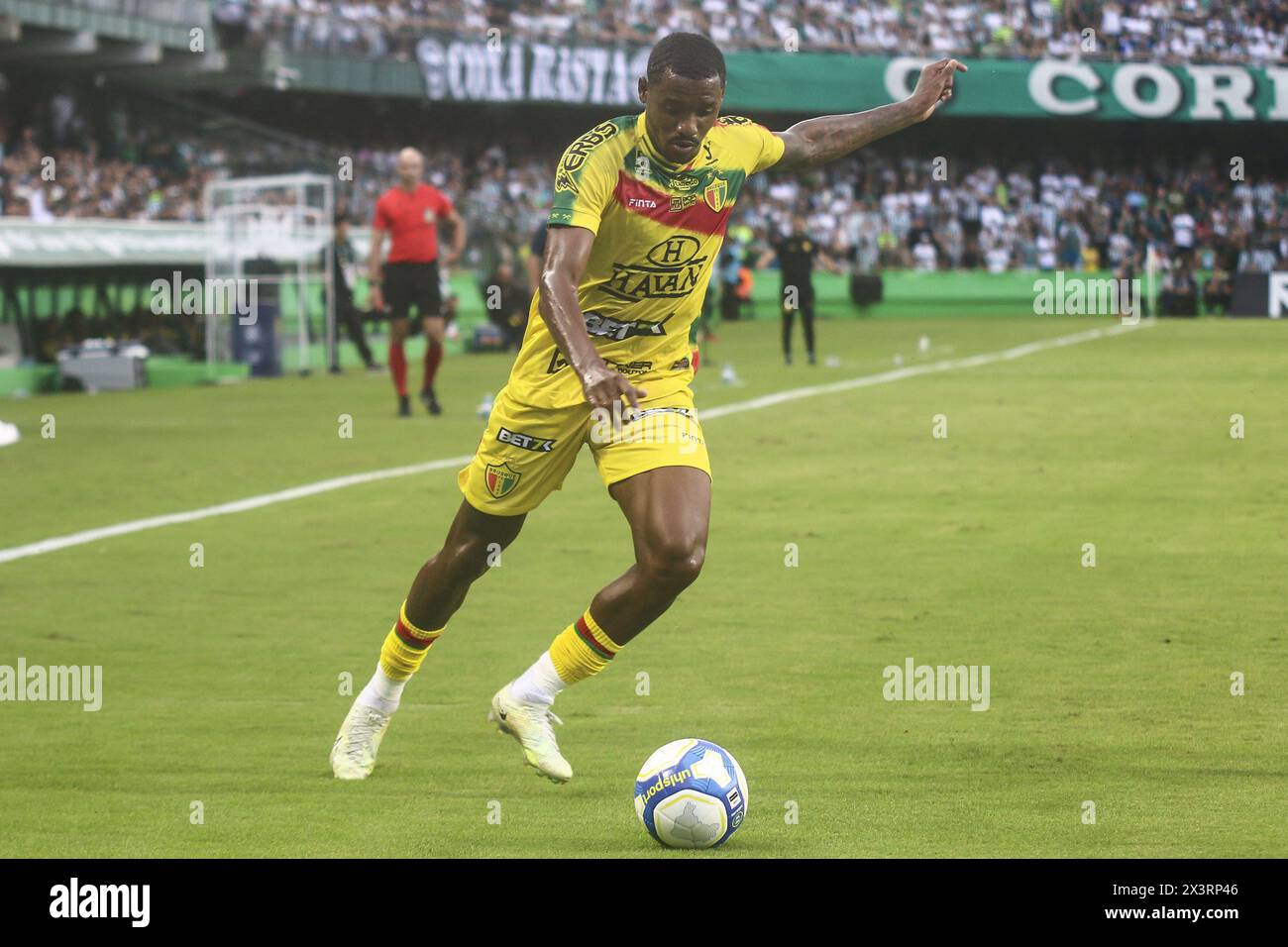 Curitiba, Brasilien. April 2024. PR - CURITIBA - 04/28/2024 - BRASILIANISCHER B 2024, CORITIBA x BRUSQUE - Mateus Pivot Spieler für Brusque während eines Spiels gegen Coritiba im Stadion Couto Pereira für die brasilianische B 2024 Meisterschaft. Foto: Gabriel Rosa Machado/AGIF Credit: AGIF/Alamy Live News Stockfoto