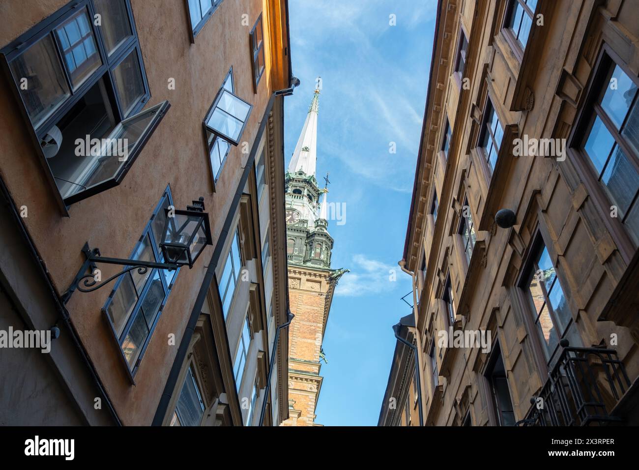 Deutsch oder St. Gertrude Kirche, Tyska Kyrkan in Gamla Stan Altstadt Stockholm Schweden. Oberer Teil des Gebäudes und Turm mit der Uhr. Unter Ansicht Stockfoto