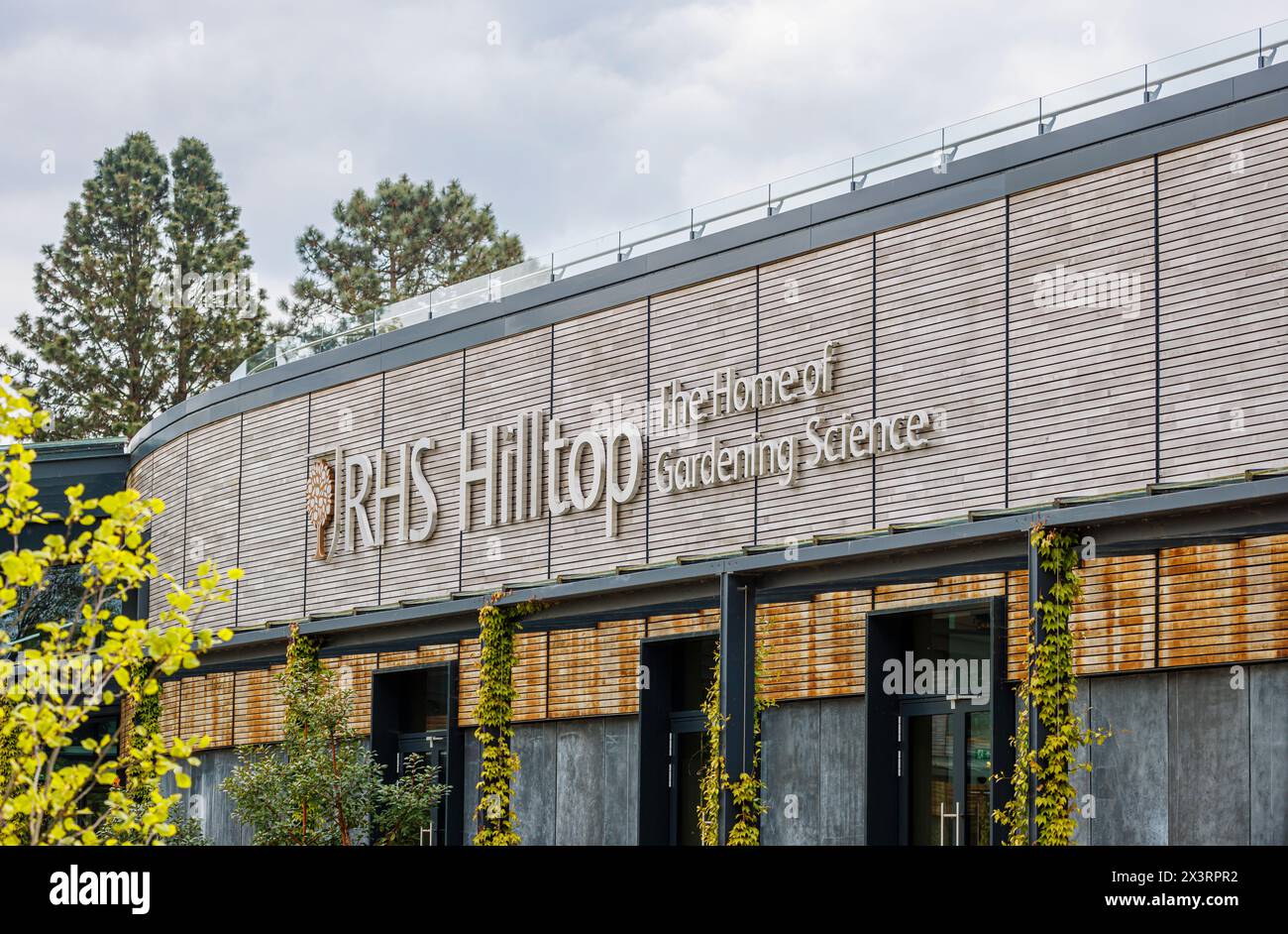 RHS Hilltop und sein Name und Logo „The Home of Gardening Science“ im RHS Garden, Wisley, Surrey, Südosten Englands im Frühjahr Stockfoto