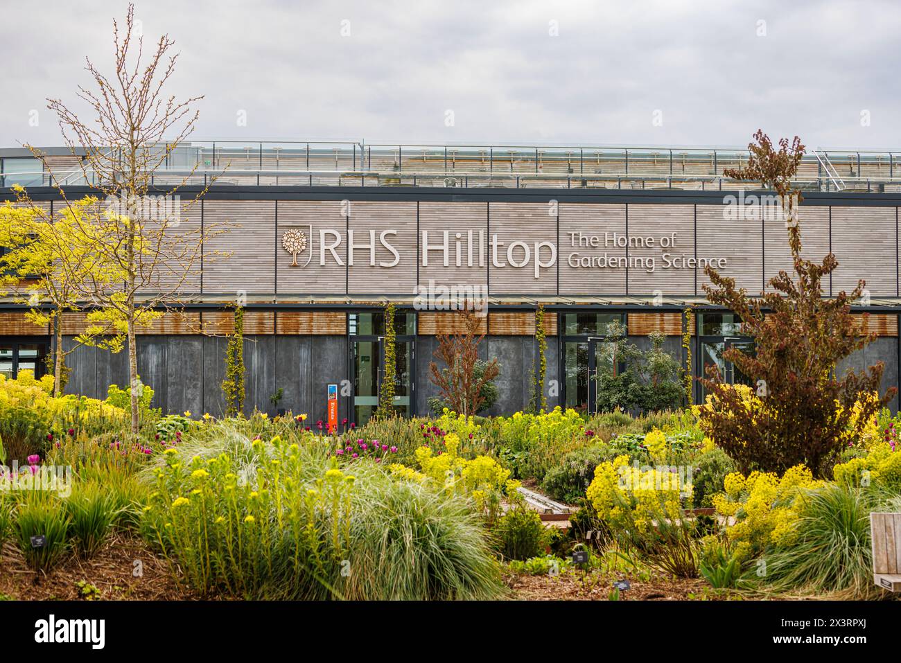 RHS Hilltop und sein Name und Logo „The Home of Gardening Science“ im RHS Garden, Wisley, Surrey, Südosten Englands im Frühjahr Stockfoto